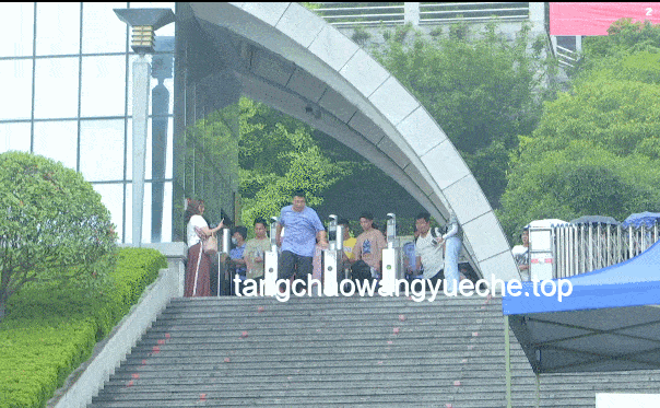 高考后挑扁担女孩师范梦：透视教育行业现状与师范生抉择
